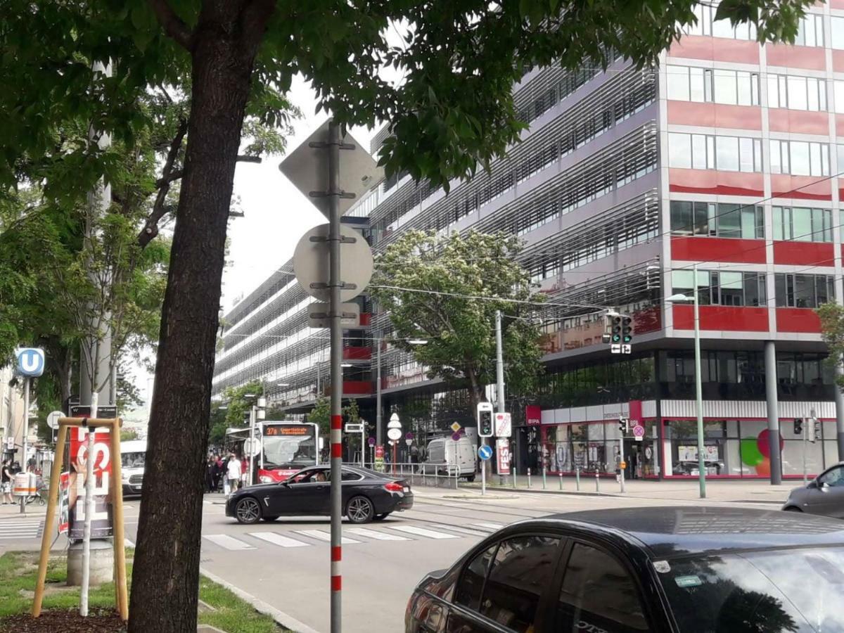 Ferienwohnung Spacious With Balcony Wien Exterior foto